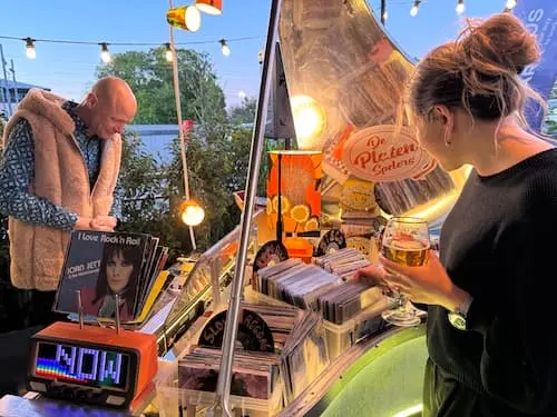 De Plaatjes Piano, een vleugel met vinyl te boeken in Utrecht