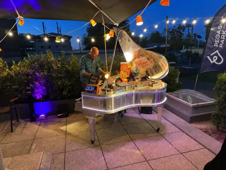 De Plaatjes Piano, een disco-vleugel vol vinyl singles, in gebruik op een festival