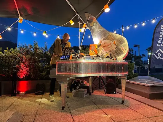 De Plaatjes Piano met rode LED-verlichting
