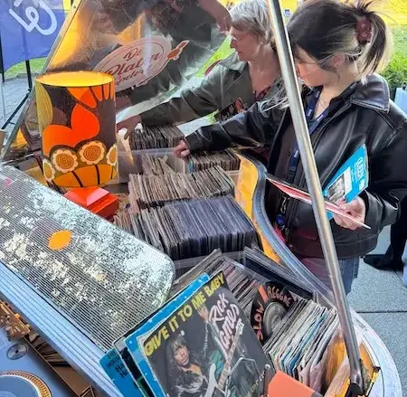 Gasten graven samen door de bakken met vinyl singles van De Plaatjes Piano