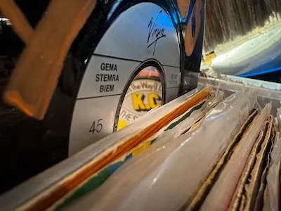 Party piano met een vinyl single