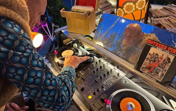 Vinyl DJ inhuren van collectief De Platenspelers